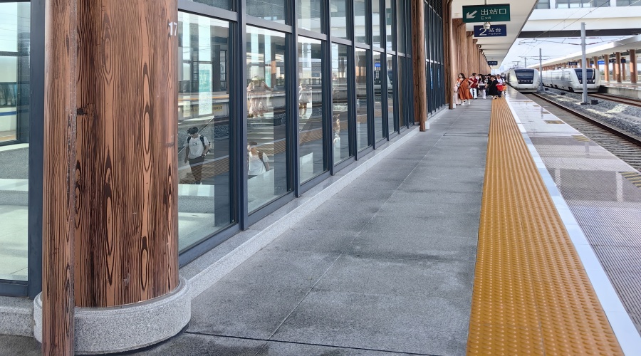 車站GRC仿木紋柱子 車站GRC仿木紋柱子