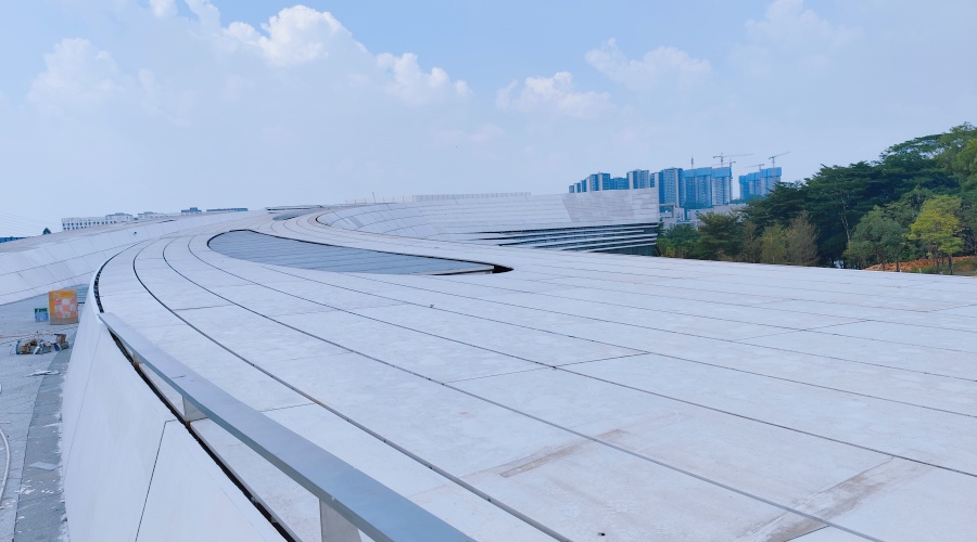 東莞大灣區(qū)大學(xué)GRC幕墻板火熱施工中 東莞大灣區(qū)大學(xué)GRC幕墻板火熱施工中